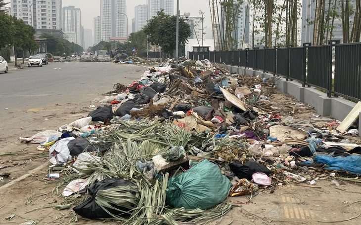 Rác chất đống ngổn ngang trên con đường mới mở ở Hà Nội