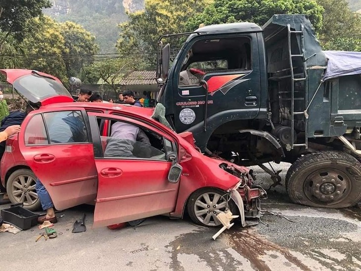 Ô tô con biến dạng sau khi đấu đầu với xe tải trên Quốc lộ 6 - Ảnh 1.