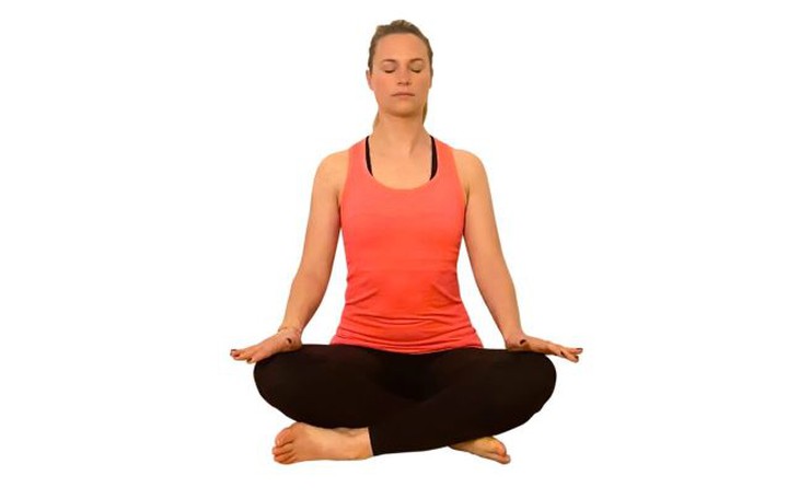 7 bài tập yoga làm giảm khó tiêu, đầy bụng - Ảnh 2. 7 bài tập yoga làm giảm khó tiêu, đầy bụng - Ảnh 2.