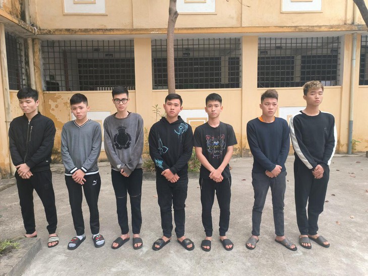 Tạm giữ 2 nhóm thanh niên mang ‘bom xăng’ đi hỗn chiến - Ảnh 1. Tạm giữ 2 nhóm thanh niên mang ‘bom xăng’ đi hỗn chiến - Ảnh 1.