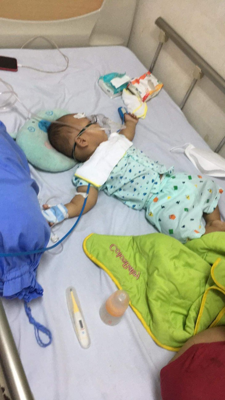 Người mẹ nghèo mong nối dài sự sống cho con trai 15 tháng tuổi bị rối loạn đông máu - Ảnh 2. Người mẹ nghèo mong nối dài sự sống cho con trai 15 tháng tuổi bị rối loạn đông máu - Ảnh 2.