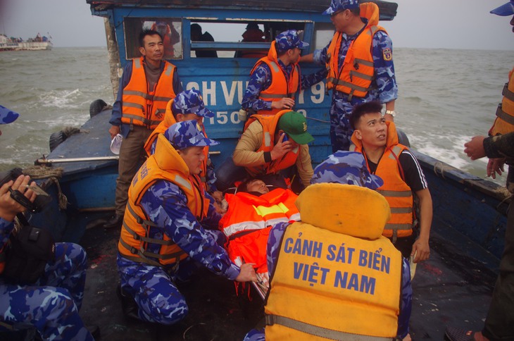 Ứng cứu kịp thời ngư dân bị tai biến khi đang đánh cá trên biển - Ảnh 1.