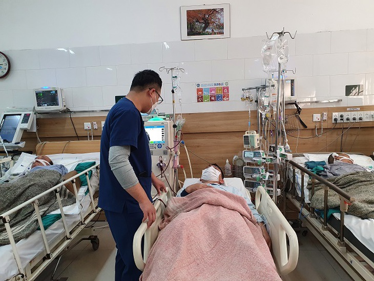 Bệnh nhân lũ lượt nhập viện vì ngộ độc rượu, Bộ Y tế chỉ đạo khẩn - Ảnh 1.