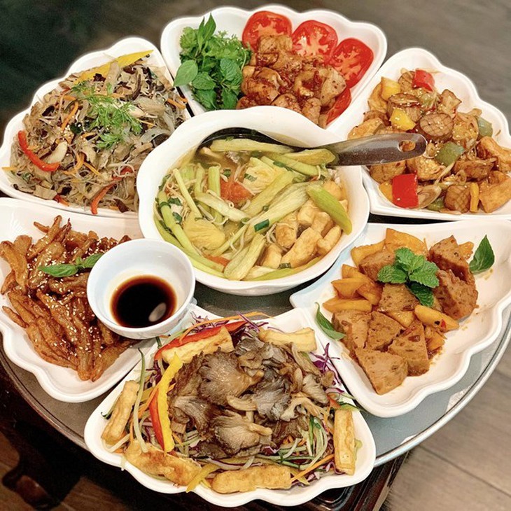 Hà Nội: Nhộn nhịp thị trường thực phẩm cúng dịp Rằm tháng Giêng - Ảnh 1.