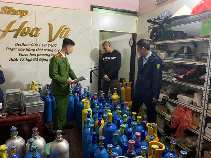 Triệt phá kho cung cấp bình khí cười số lượng lớn - Ảnh 2.