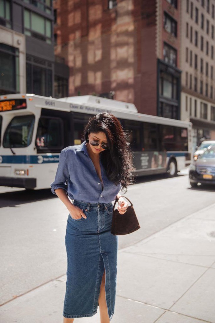 ‏Công thức phối đồ chuẩn chỉnh cùng chân váy denim dáng dài‏ - Ảnh 2.