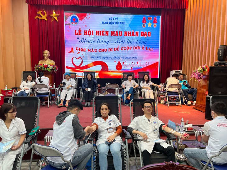 Nhân viên y tế chia sẻ giọt máu của mình vì người bệnh, "Giọt máu cho đi để cuộc đời ở lại".