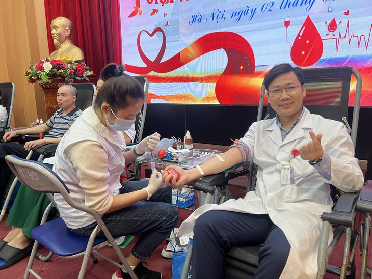 Nhiều thầy thuốc hiến máu vì người bệnh ngay đầu năm mới - Ảnh 2.