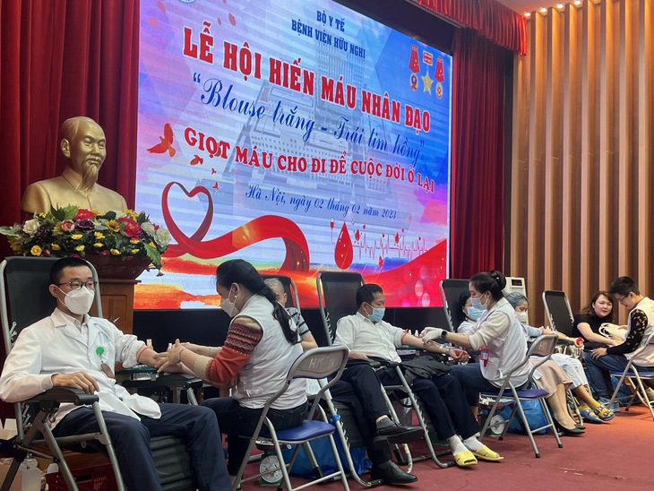 Nhiều thầy thuốc hiến máu vì người bệnh ngay đầu năm mới - Ảnh 1.