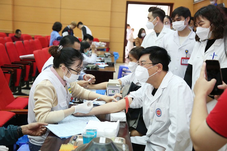 Nhiều thầy thuốc hiến máu vì người bệnh ngay đầu năm mới - Ảnh 5.