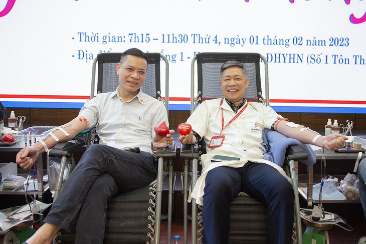 Nhiều thầy thuốc hiến máu vì người bệnh ngay đầu năm mới - Ảnh 4.