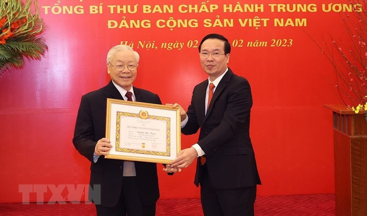 Tổng Bí thư Nguyễn Phú Trọng nhận Huy hiệu 55 năm tuổi Đảng - Ảnh 2.