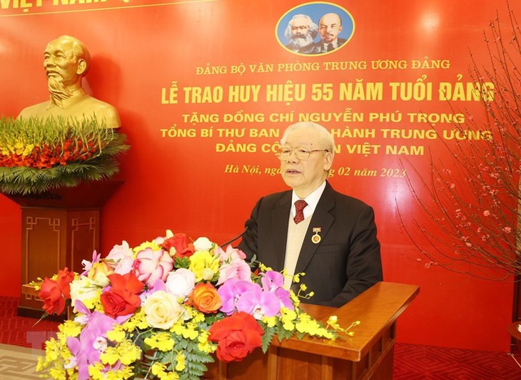 Tổng Bí thư Nguyễn Phú Trọng nhận Huy hiệu 55 năm tuổi Đảng - Ảnh 8.