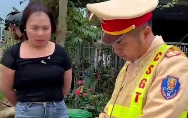 Người phụ nữ bênh con dâu, lăng mạ CSGT ở Thanh Hóa sẽ đối diện hình phạt nào? - Ảnh 1.