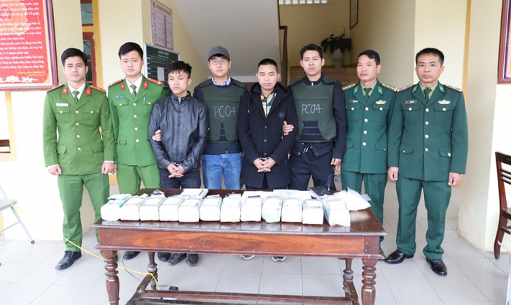 Phá đường dây ma tuý xuyên biên giới, bắt 5 đối tượng, thu 5.600 viên ma tuý - Ảnh 1. Phá đường dây ma tuý xuyên biên giới, bắt 5 đối tượng, thu 5.600 viên ma tuý - Ảnh 1.