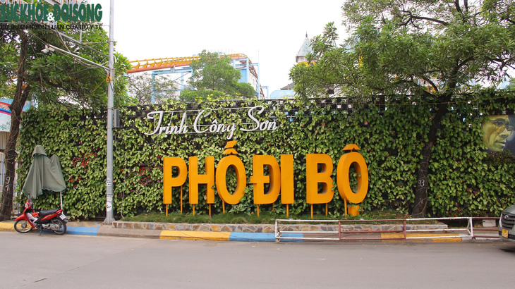 Gặp cảnh đìu hiu vắng khách, phố đi bộ Trịnh Công Sơn lại đóng cửa - Ảnh 1.