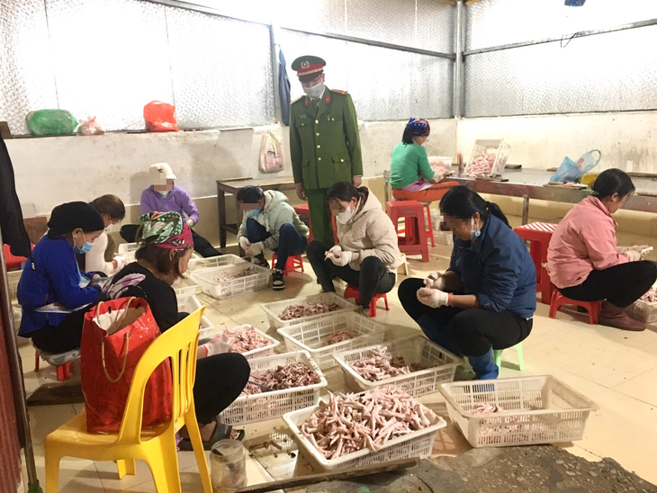 Tiêu hủy 2 tấn chân gà đông lạnh không rõ nguồn gốc, xuất xứ - Ảnh 1. Tiêu hủy 2 tấn chân gà đông lạnh không rõ nguồn gốc, xuất xứ - Ảnh 1.
