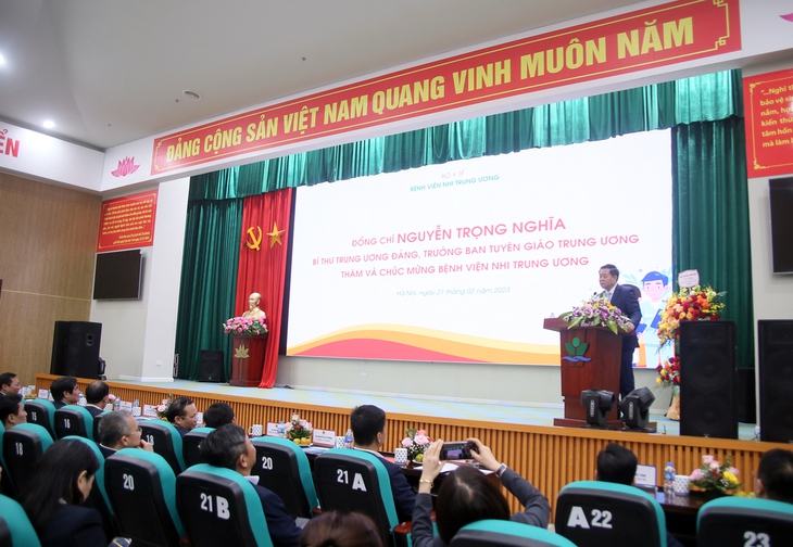 Trưởng Ban Tuyên giáo Trung ương thăm, chúc mừng Bệnh viện Quân Y 103 và Bệnh viện Nhi Trung ương - Ảnh 3. Trưởng Ban Tuyên giáo Trung ương thăm, chúc mừng Bệnh viện Quân Y 103 và Bệnh viện Nhi Trung ương - Ảnh 3.
