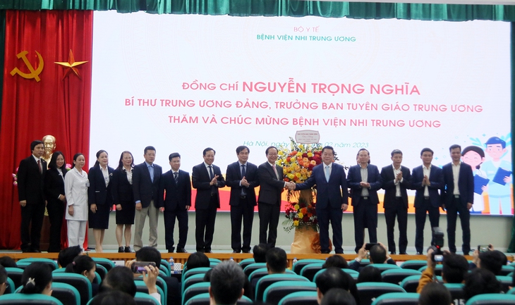 Trưởng Ban Tuyên giáo Trung ương thăm, chúc mừng Bệnh viện Quân Y 103 và Bệnh viện Nhi Trung ương - Ảnh 5. Trưởng Ban Tuyên giáo Trung ương thăm, chúc mừng Bệnh viện Quân Y 103 và Bệnh viện Nhi Trung ương - Ảnh 5.