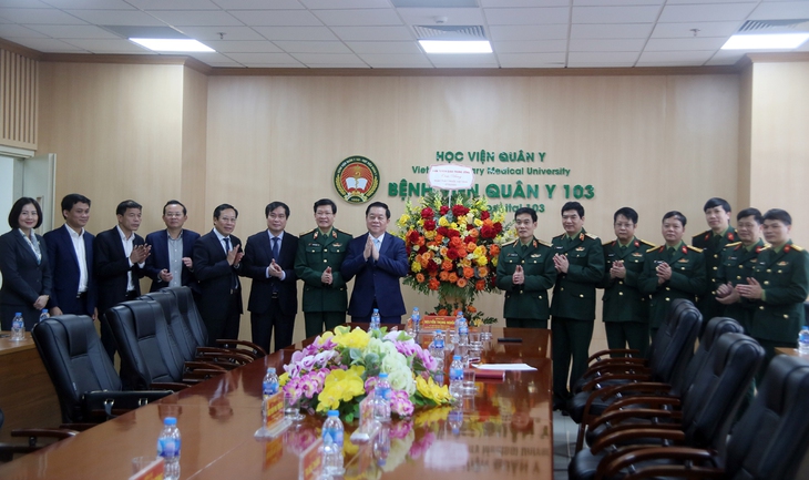 Trưởng Ban Tuyên giáo Trung ương thăm, chúc mừng Bệnh viện Quân Y 103 và Bệnh viện Nhi Trung ương - Ảnh 2. Trưởng Ban Tuyên giáo Trung ương thăm, chúc mừng Bệnh viện Quân Y 103 và Bệnh viện Nhi Trung ương - Ảnh 2.