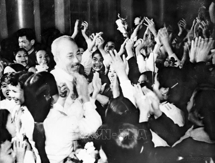 Triển lãm ảnh Kỷ niệm 80 năm Đề cương về văn hóa Việt Nam - Ảnh 1.