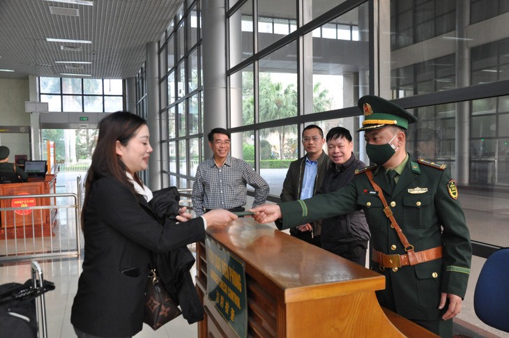 Quảng Ninh : Khôi phục hoạt động xuất nhập cảnh qua cửa khẩu Móng Cái - Ảnh 1.
