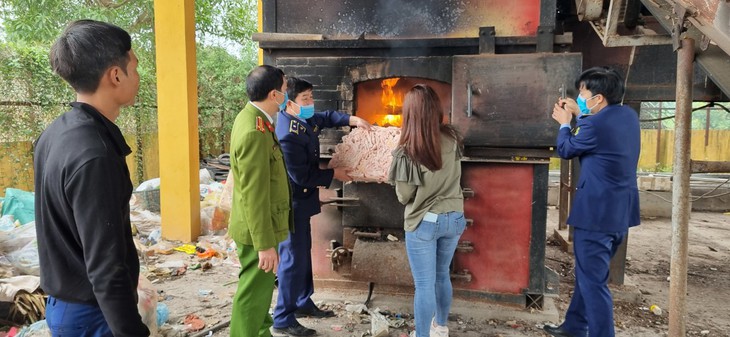 Tiêu hủy 2 tấn chân gà đông lạnh không rõ nguồn gốc, xuất xứ - Ảnh 2. Tiêu hủy 2 tấn chân gà đông lạnh không rõ nguồn gốc, xuất xứ - Ảnh 2.