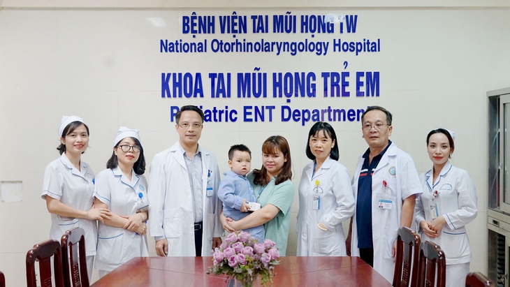 Lần đầu tiên phẫu thuật thành công thoát vị màng não bẩm sinh qua xương bướm ở trẻ nhỏ - Ảnh 1. Lần đầu tiên phẫu thuật thành công thoát vị màng não bẩm sinh qua xương bướm ở trẻ nhỏ - Ảnh 1.