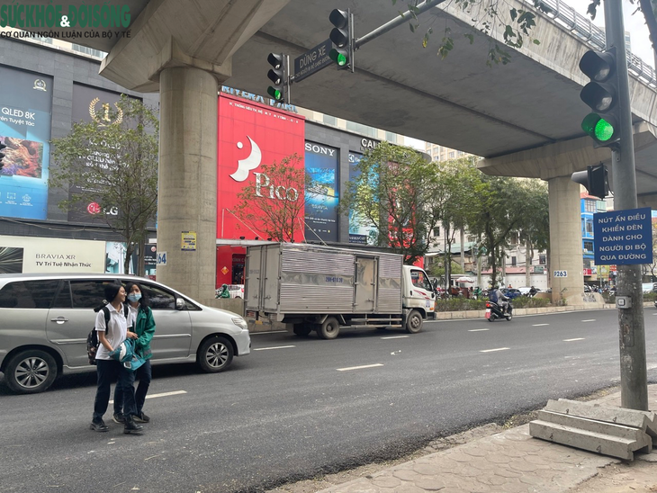 Hà Nội: Đèn giao thông cho người đi bộ ‘có như không’ - Ảnh 1. Hà Nội: Đèn giao thông cho người đi bộ ‘có như không’ - Ảnh 1.