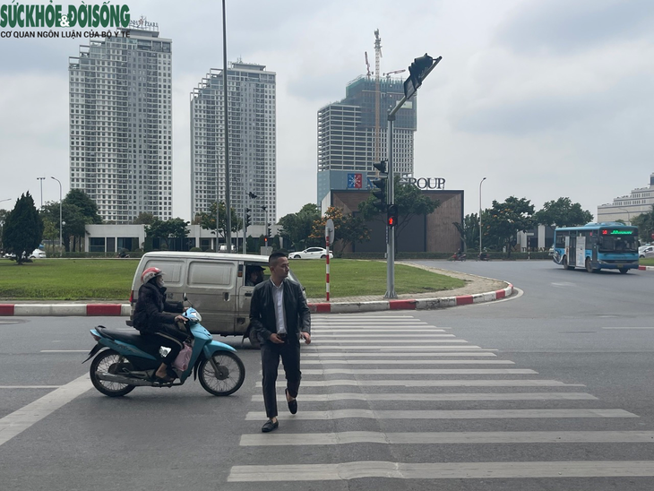 Hà Nội: Đèn giao thông cho người đi bộ ‘có như không’ - Ảnh 2. Hà Nội: Đèn giao thông cho người đi bộ ‘có như không’ - Ảnh 2.