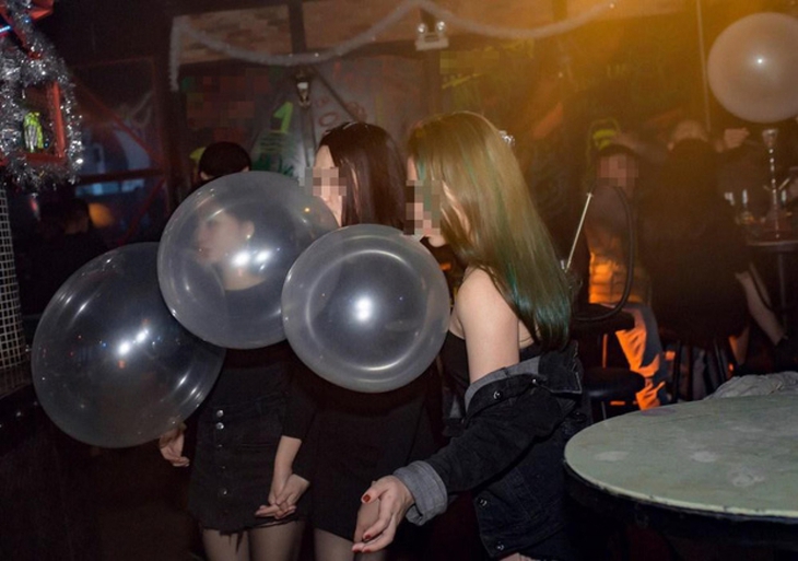 Bộ Y tế: Lạm dụng bóng cười ảnh hưởng nghiêm trọng sức khoẻ, cần giám sát chặt chẽ - Ảnh 1. Bộ Y tế: Lạm dụng bóng cười ảnh hưởng nghiêm trọng sức khoẻ, cần giám sát chặt chẽ - Ảnh 1.