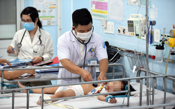 Bé gái viêm cơ tim nguy kịch khi đang du lịch cùng gia đình