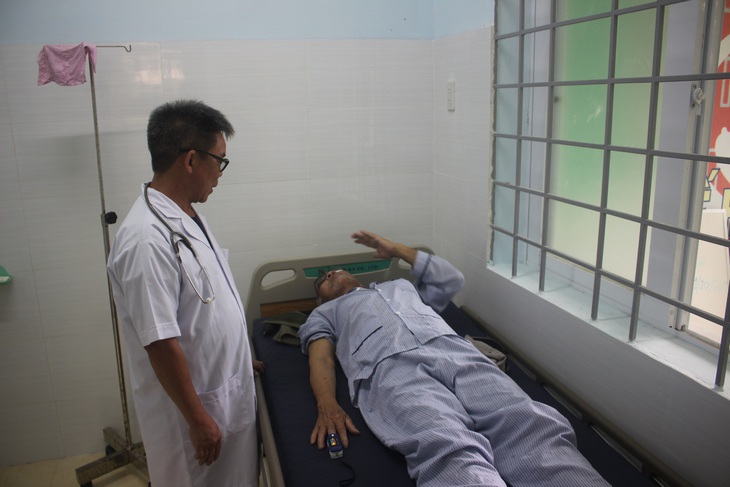 Người y sĩ “phải lòng” làng đảo - Ảnh 2.