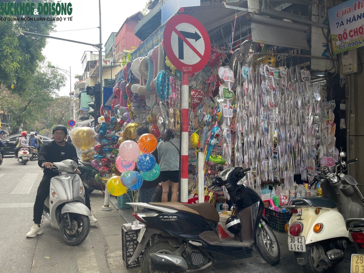 Giữa ‘tổng chiến dịch', vỉa hè Hà Nội vẫn bị chiếm dụng - Ảnh 1. Giữa ‘tổng chiến dịch', vỉa hè Hà Nội vẫn bị chiếm dụng - Ảnh 1.