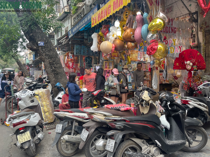 Giữa ‘tổng chiến dịch', vỉa hè Hà Nội vẫn bị chiếm dụng - Ảnh 2. Giữa ‘tổng chiến dịch', vỉa hè Hà Nội vẫn bị chiếm dụng - Ảnh 2.