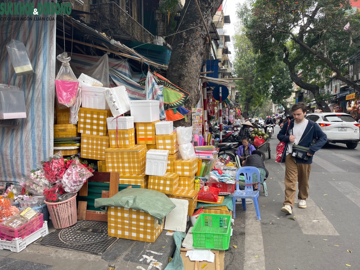 Giữa ‘tổng chiến dịch', vỉa hè Hà Nội vẫn bị chiếm dụng - Ảnh 3. Giữa ‘tổng chiến dịch', vỉa hè Hà Nội vẫn bị chiếm dụng - Ảnh 3.