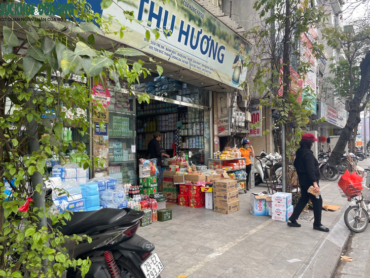 Giữa ‘tổng chiến dịch', vỉa hè Hà Nội vẫn bị chiếm dụng - Ảnh 5. Giữa ‘tổng chiến dịch', vỉa hè Hà Nội vẫn bị chiếm dụng - Ảnh 5.