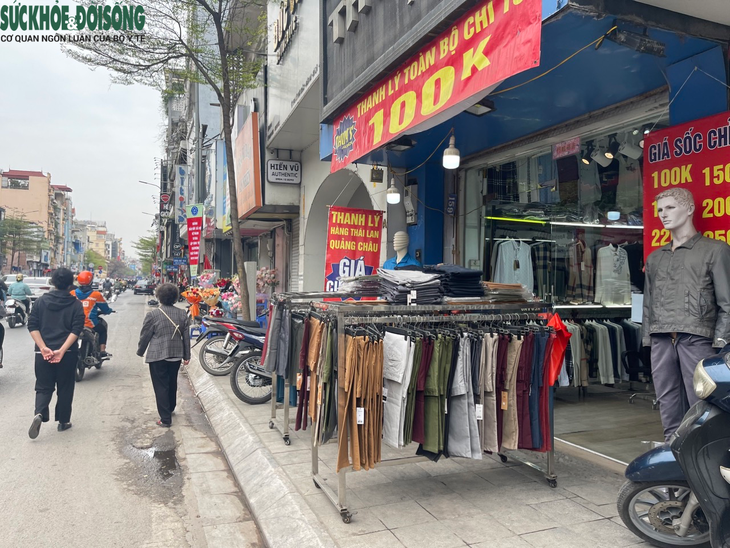 Giữa ‘tổng chiến dịch', vỉa hè Hà Nội vẫn bị chiếm dụng - Ảnh 6. Giữa ‘tổng chiến dịch', vỉa hè Hà Nội vẫn bị chiếm dụng - Ảnh 6.