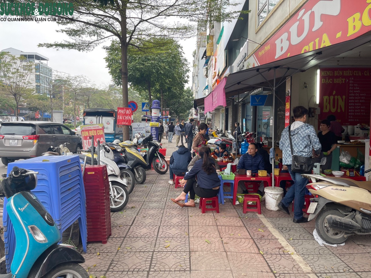 Giữa ‘tổng chiến dịch', vỉa hè Hà Nội vẫn bị chiếm dụng - Ảnh 7. Giữa ‘tổng chiến dịch', vỉa hè Hà Nội vẫn bị chiếm dụng - Ảnh 7.