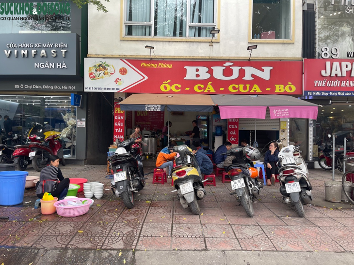Giữa ‘tổng chiến dịch', vỉa hè Hà Nội vẫn bị chiếm dụng - Ảnh 8. Giữa ‘tổng chiến dịch', vỉa hè Hà Nội vẫn bị chiếm dụng - Ảnh 8.