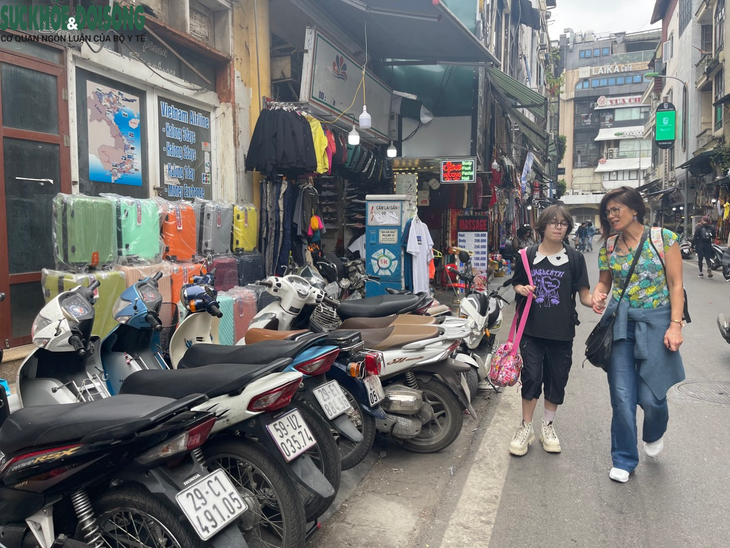 Giữa ‘tổng chiến dịch', vỉa hè Hà Nội vẫn bị chiếm dụng - Ảnh 9. Giữa ‘tổng chiến dịch', vỉa hè Hà Nội vẫn bị chiếm dụng - Ảnh 9.