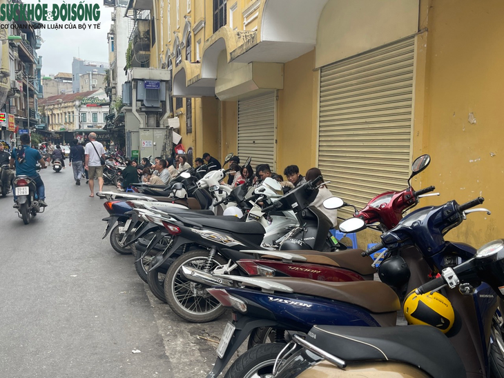 Giữa ‘tổng chiến dịch', vỉa hè Hà Nội vẫn bị chiếm dụng - Ảnh 10. Giữa ‘tổng chiến dịch', vỉa hè Hà Nội vẫn bị chiếm dụng - Ảnh 10.