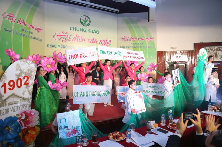 Khi các thầy thuốc ngoại khoa "hoá thân" thành ca sĩ  - Ảnh 1.