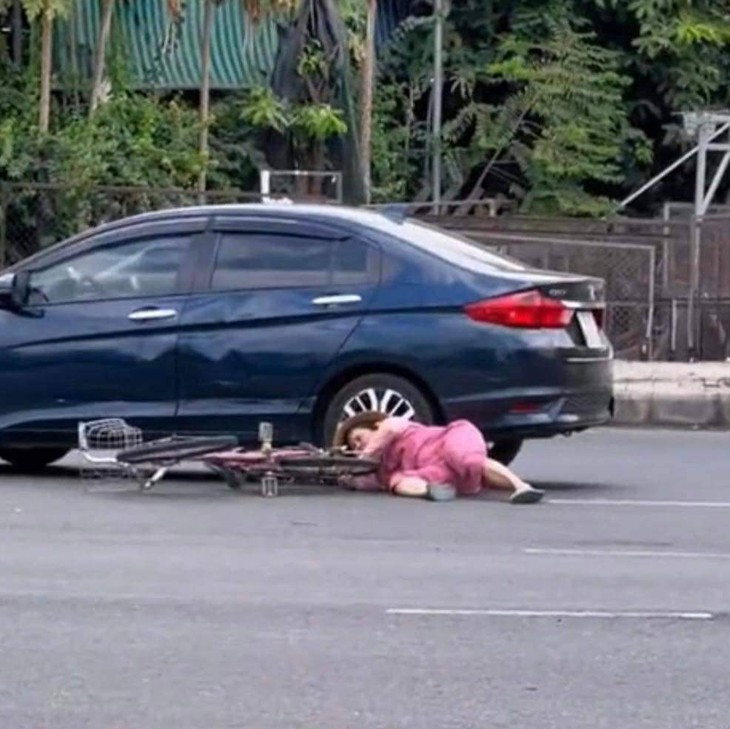 Đã xác minh được thông tin người phụ nữ chạy xe đạp hồng đi ngược chiều, va chạm với ô tô - Ảnh 2.