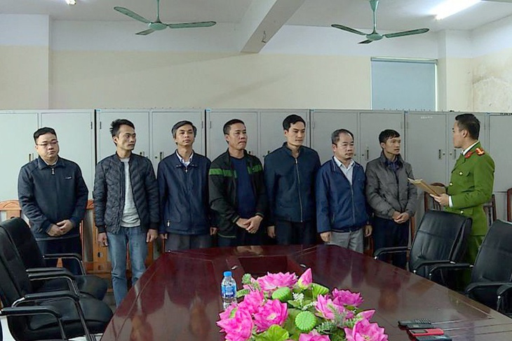 Bắt thêm 7 người ở các trung tâm đăng kiểm tại Hưng Yên - Ảnh 1.