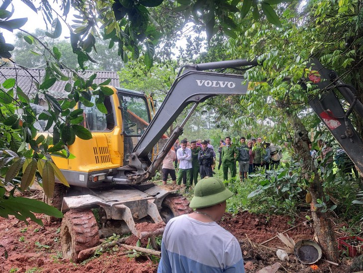 Dùng chó nghiệp vụ, máy móc đào xới vườn của cặp vợ chồng để tìm ma tuý - Ảnh 2. Dùng chó nghiệp vụ, máy móc đào xới vườn của cặp vợ chồng để tìm ma tuý - Ảnh 2.