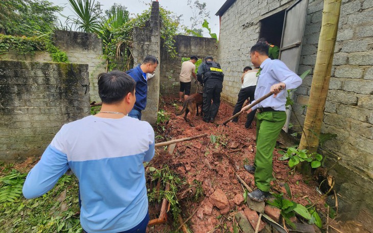 Chó nghiệp vụ phát hiện lượng ma tuý "khủng" giấu trong vườn