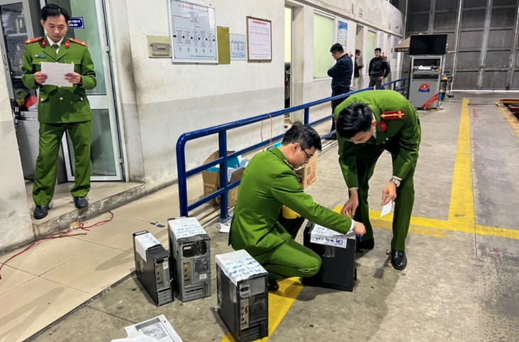 Cảnh sát khám xét khẩn cấp thêm 2 trung tâm đăng kiểm ở Hà Nội - Ảnh 2.