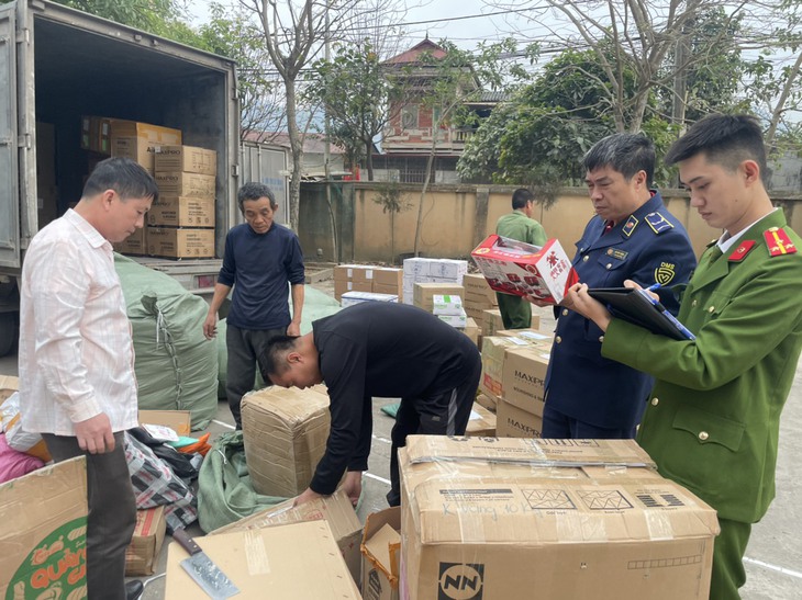 Lạng Sơn: Liên tiếp kiểm tra, xử phạt các phương tiện vận chuyển hàng lậu - Ảnh 3. Lạng Sơn: Liên tiếp kiểm tra, xử phạt các phương tiện vận chuyển hàng lậu - Ảnh 3.