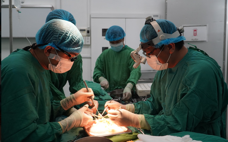 Y bác sĩ hai bệnh viện hạng đặc biệt trắng đêm chạy đua ghép tạng xuyên Việt - Ảnh 4. Y bác sĩ hai bệnh viện hạng đặc biệt trắng đêm chạy đua ghép tạng xuyên Việt - Ảnh 4.
